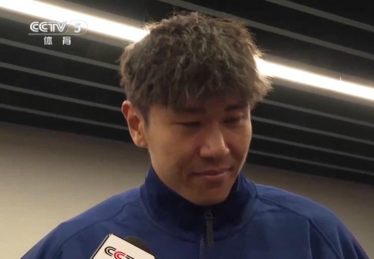 鐵漢柔情！三鎮(zhèn)球員劉奕鳴探望患病小球迷時哽咽
