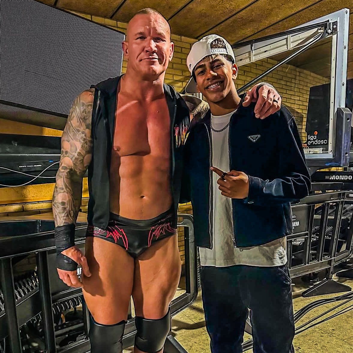 小心RKO！亞馬爾現(xiàn)場觀戰(zhàn)WWE，和奧爾頓、Triple H等合影