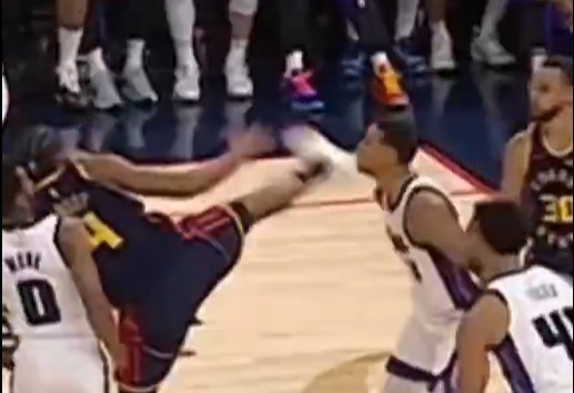抬腳過(guò)高踢到了對(duì)手下巴！NBA官方：穆迪這一動(dòng)作被判1級(jí)惡犯