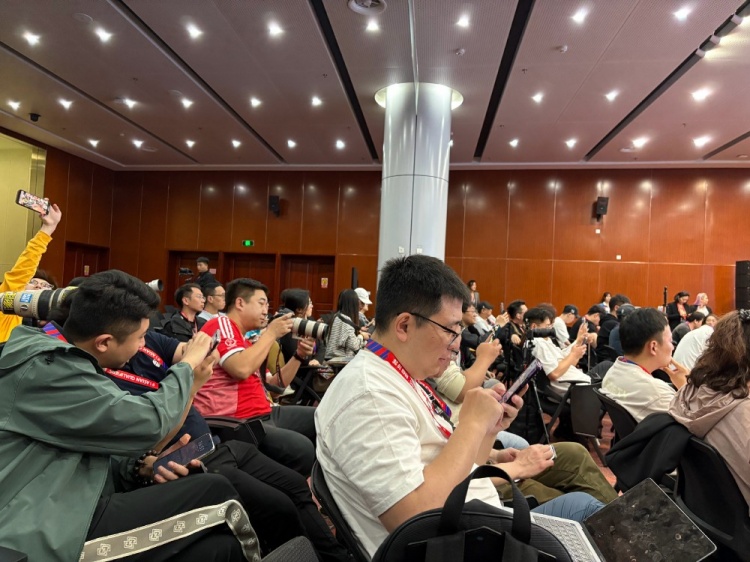 萬眾矚目！記者擠滿國足賽前新聞發(fā)布廳，賽場記者預(yù)計超300人
