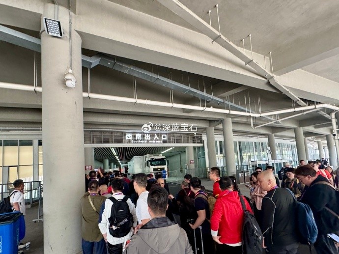 盛況空前！記者曬照：距離中澳之戰(zhàn)還有三小時(shí)，現(xiàn)場(chǎng)記者已超百名