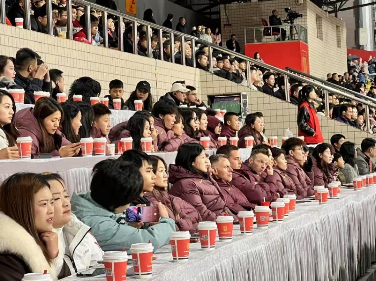 北青體育：中國女足現(xiàn)身中甲賽場，觀看重慶銅梁龍vs遼寧鐵人